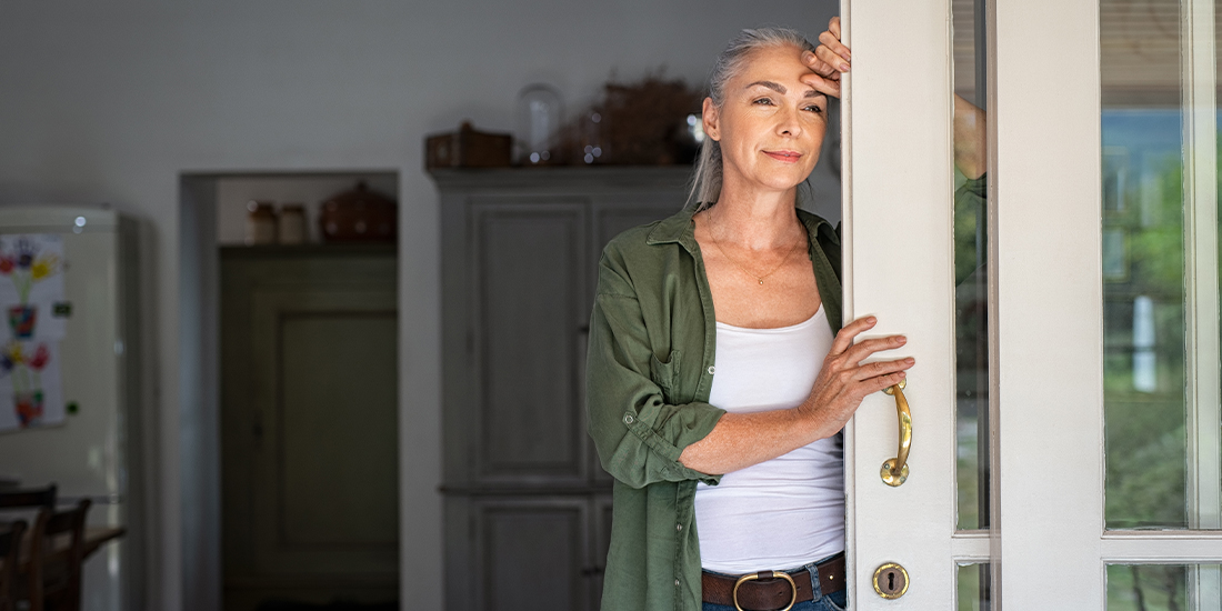 vrouw aan de deiur vrouw aan de deiur